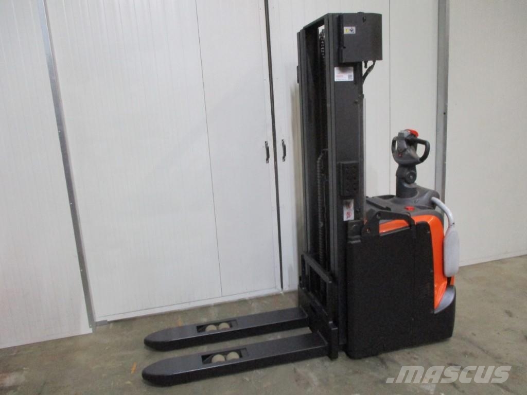 Toyota SPE160 Platform power pallet trucks
