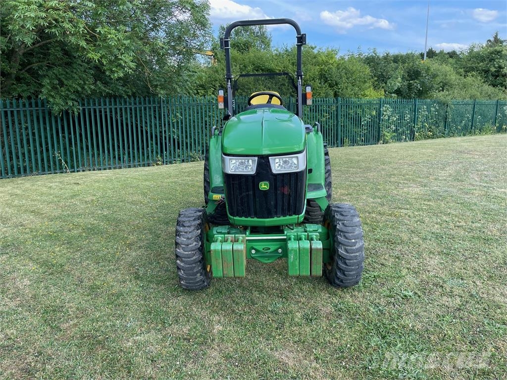 John Deere 3046R ROPS Kompaktné traktory