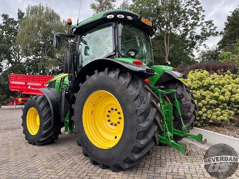 John Deere 7230R Traktori