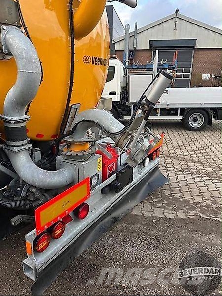 Veenhuis Komt binnen ! 2x mestoplegger Farm machinery
