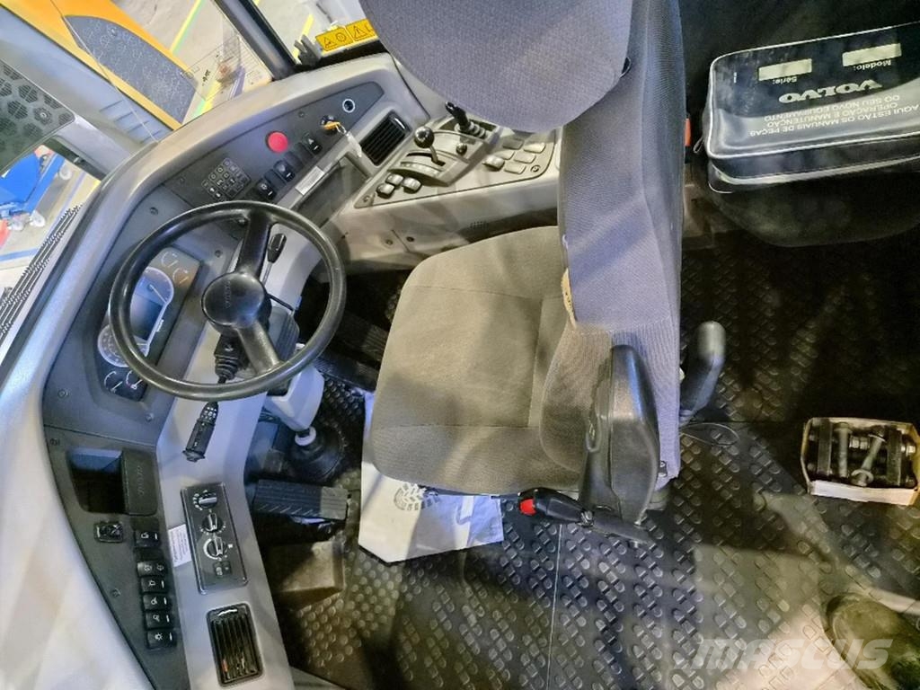 Volvo A25G 鉸接式起吊車
