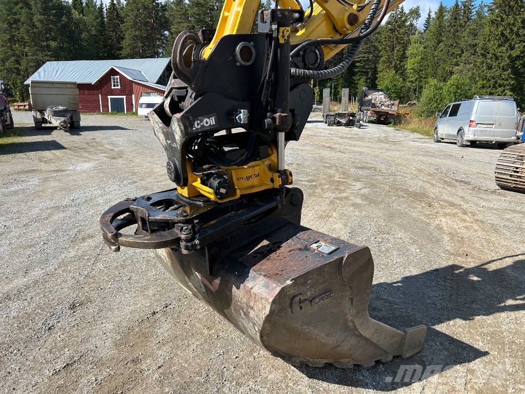 Komatsu PC 210 LC-11 حفارات زحافة