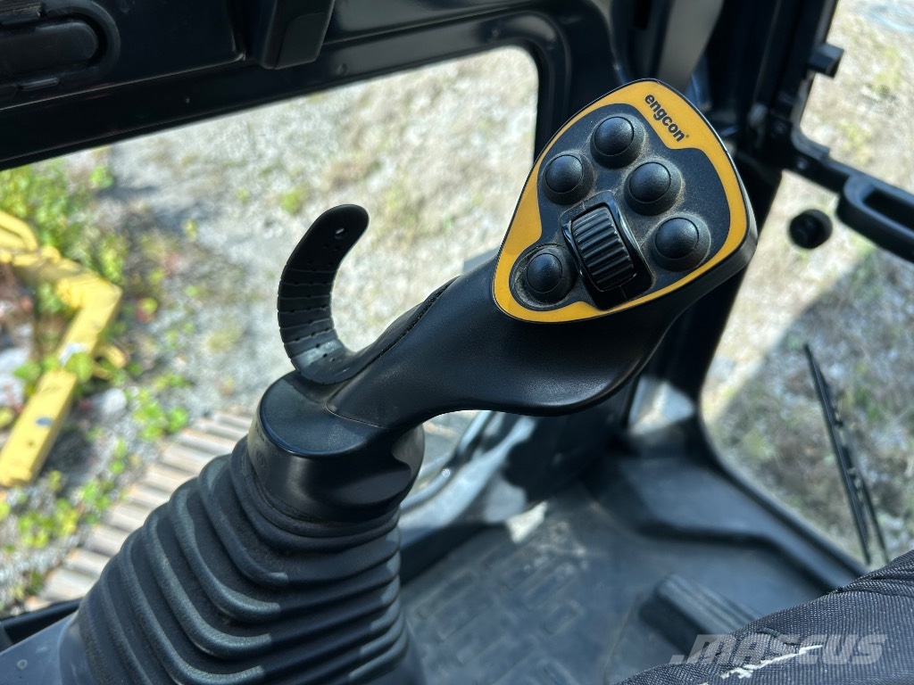 Komatsu PC 210 LC-11 حفارات زحافة