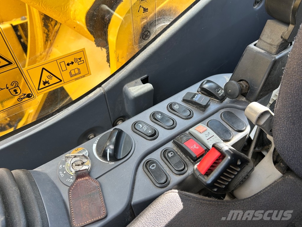 Komatsu PC 210 LC-11 حفارات زحافة