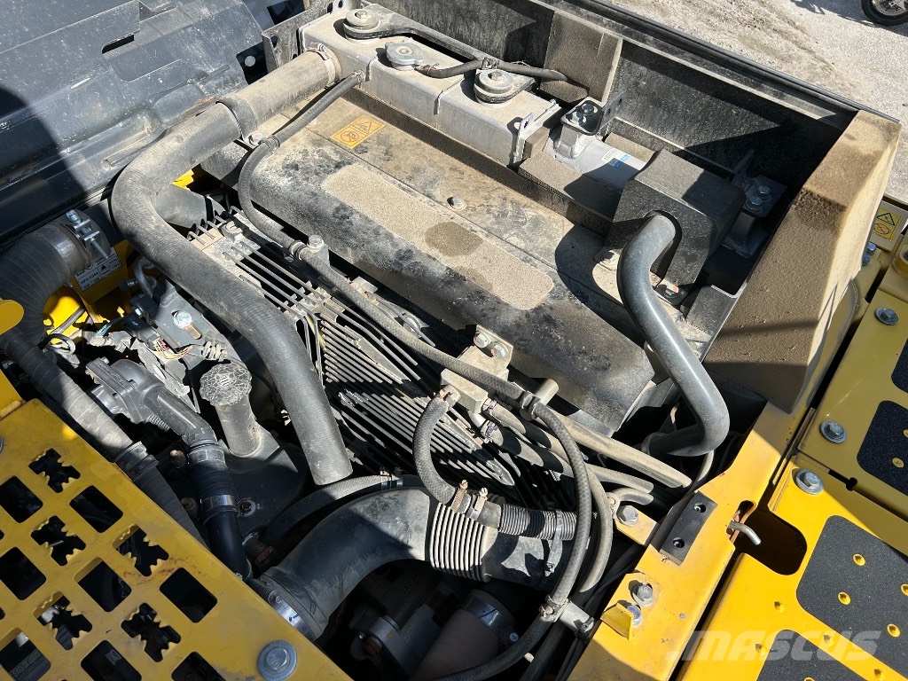 Komatsu PC 210 LC-11 حفارات زحافة
