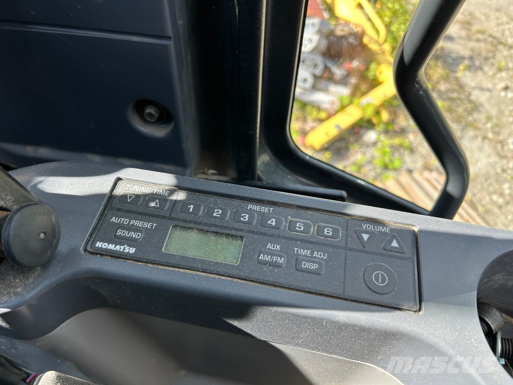 Komatsu PC 210 LC-11 حفارات زحافة