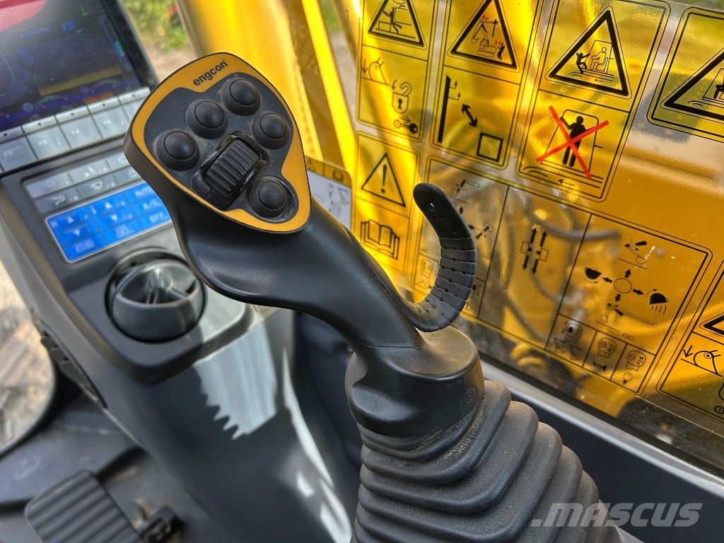Komatsu PC 210 LC-11 حفارات زحافة