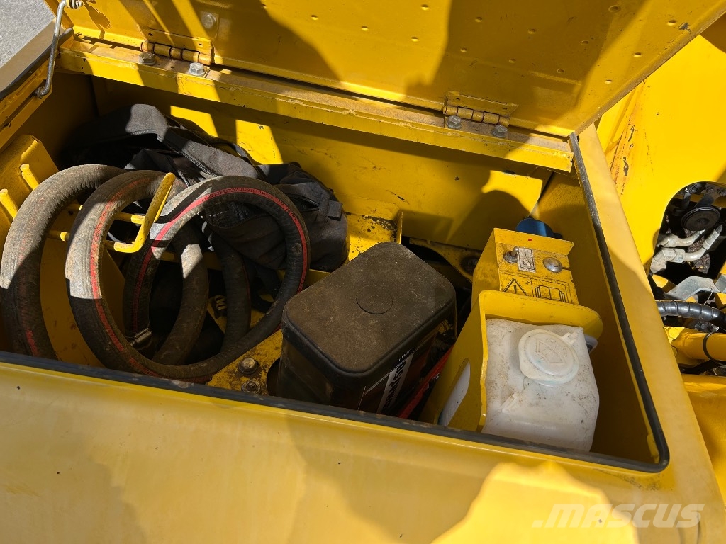 Komatsu PC 210 LC-11 حفارات زحافة