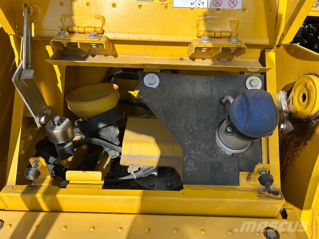 Komatsu PC 210 LC-11 حفارات زحافة