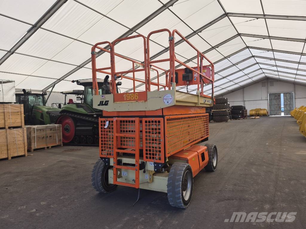 JLG 4096 LE رافعات مقصية الشكل