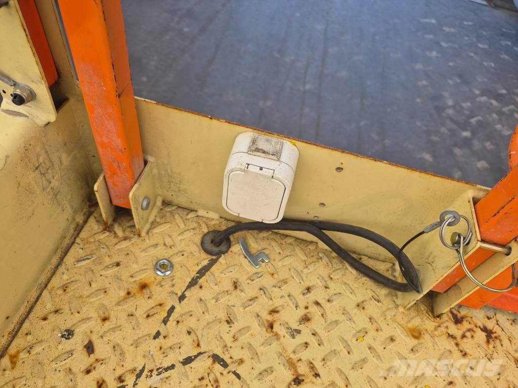 JLG 4096 LE رافعات مقصية الشكل