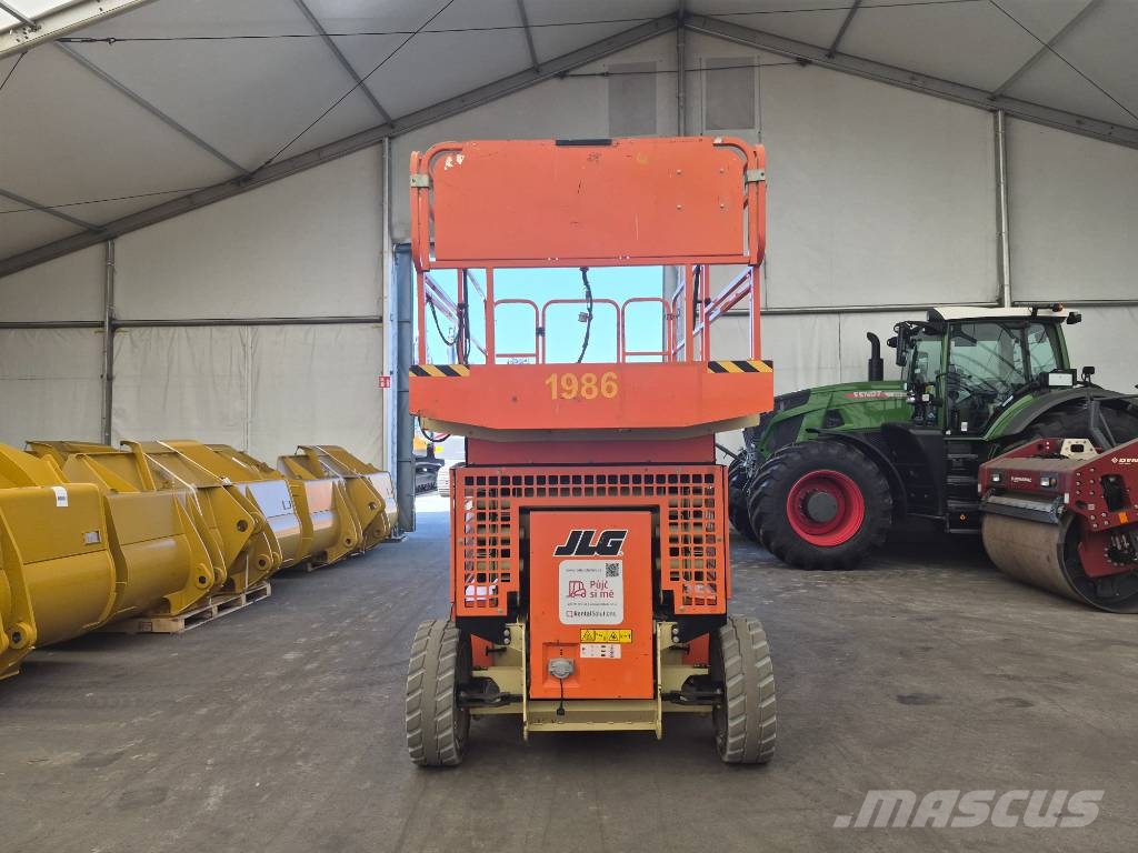 JLG 4096 LE رافعات مقصية الشكل