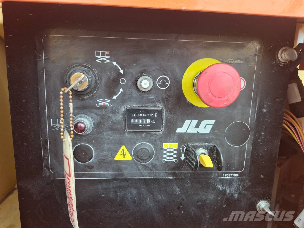 JLG 4096 LE رافعات مقصية الشكل