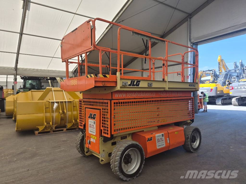 JLG 4096 LE رافعات مقصية الشكل