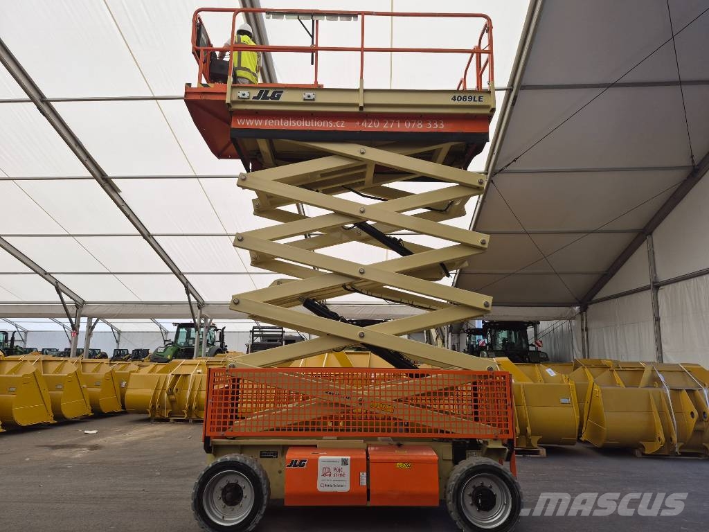 JLG 4096 LE رافعات مقصية الشكل
