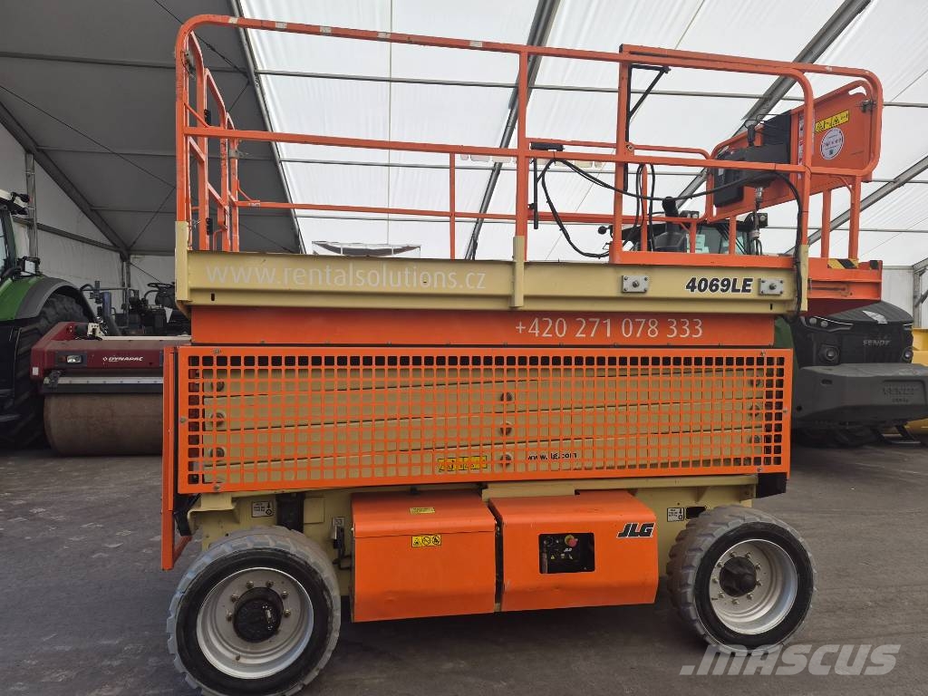 JLG 4096 LE رافعات مقصية الشكل