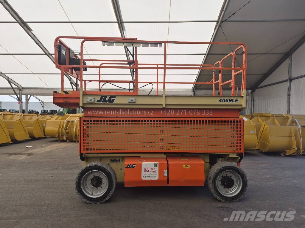 JLG 4096 LE رافعات مقصية الشكل