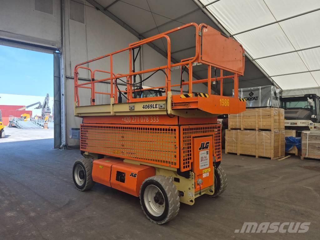 JLG 4096 LE رافعات مقصية الشكل