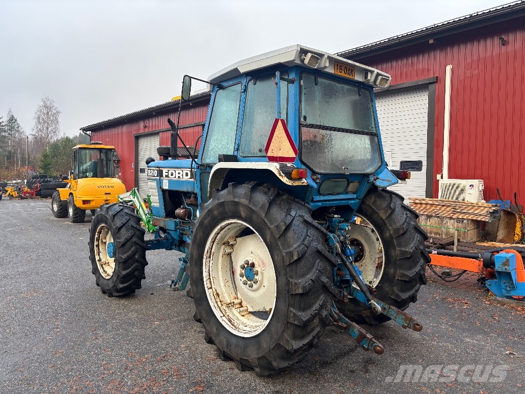 Ford 8210 الجرارات