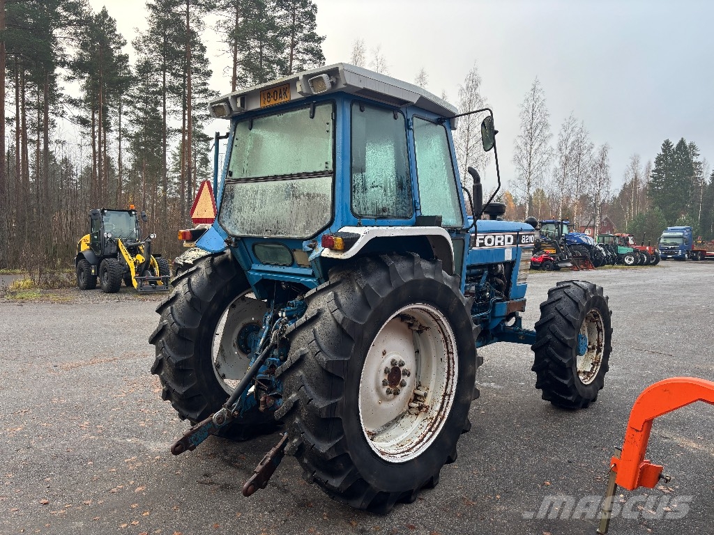 Ford 8210 الجرارات