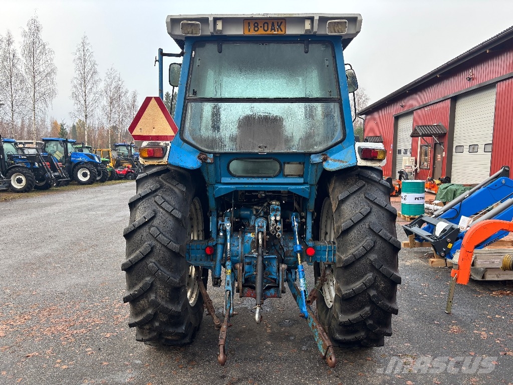 Ford 8210 الجرارات