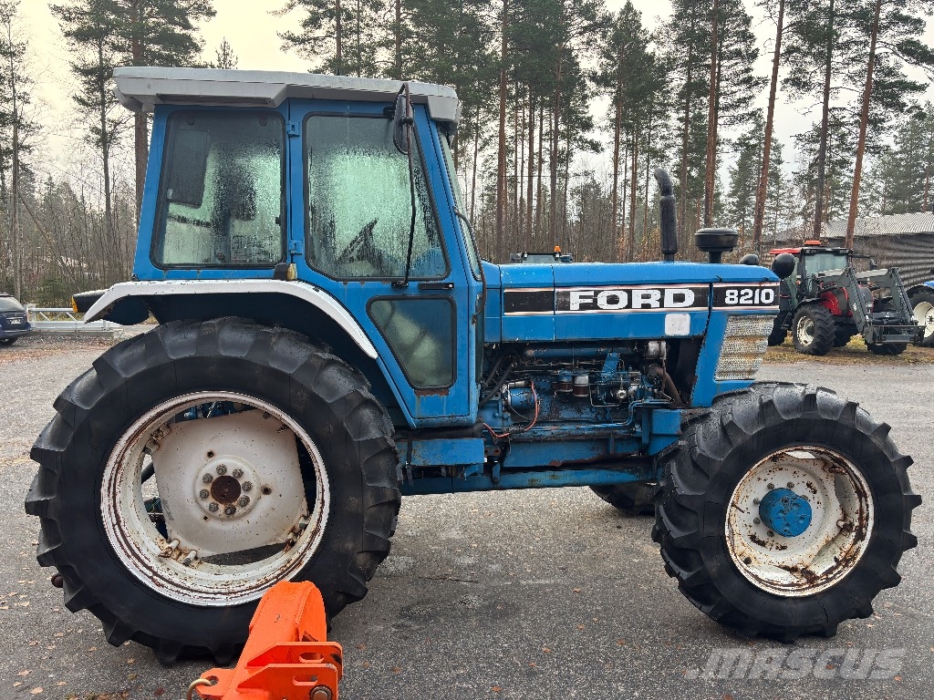 Ford 8210 الجرارات