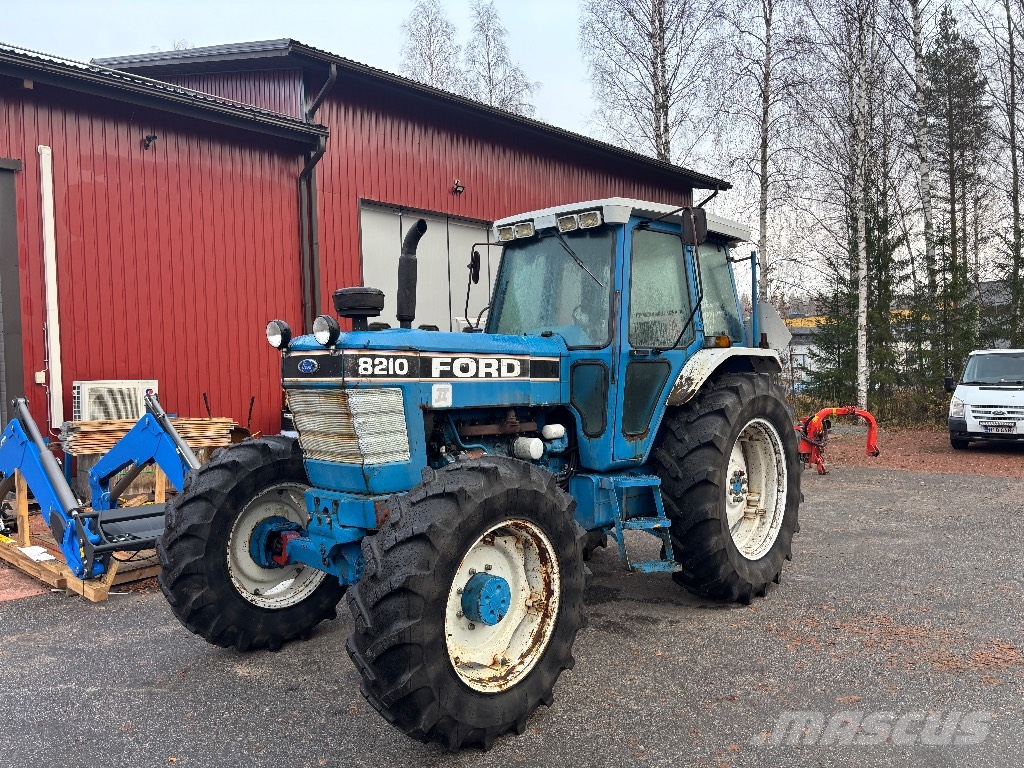Ford 8210 الجرارات