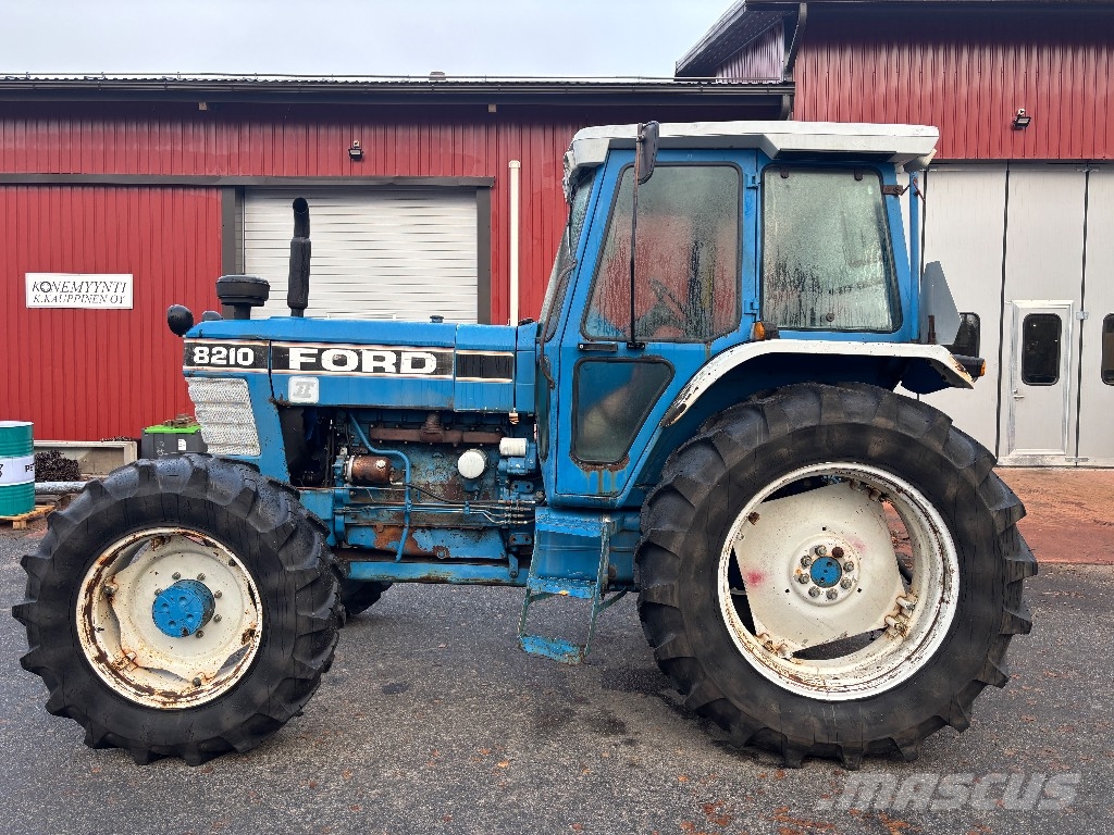 Ford 8210 الجرارات