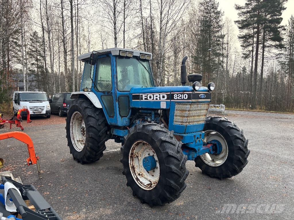 Ford 8210 الجرارات