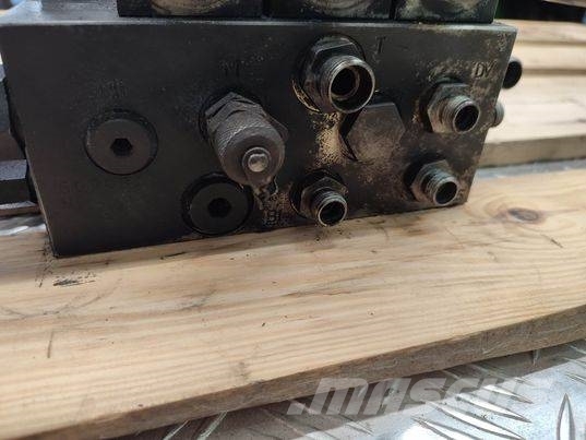 Mecalac 12 MTX (31923400) hydraulic block 液压