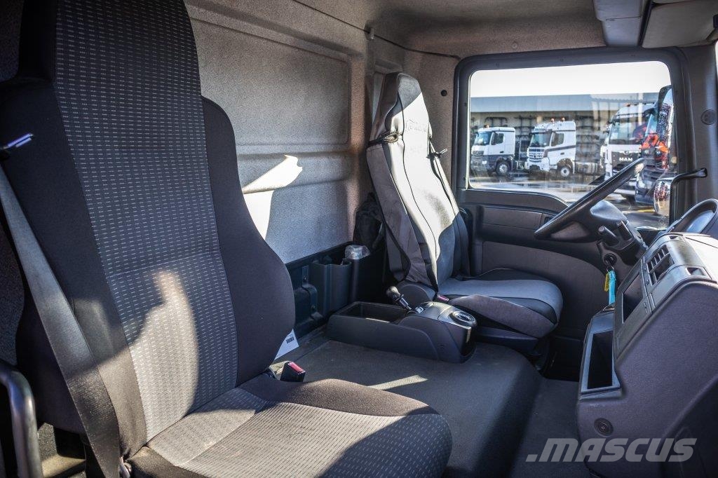 MAN TGL 12.220 BL - THERMOKING Temperature controlled trucks