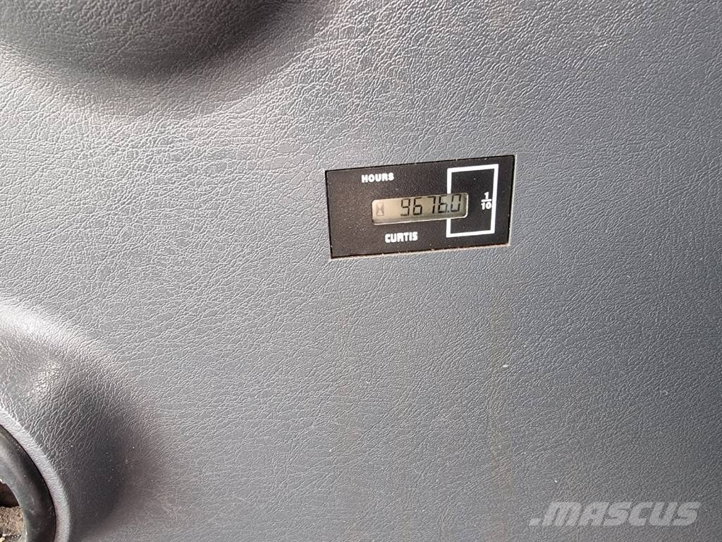 Hyundai Robex 140 W-9 حفارات بعجل