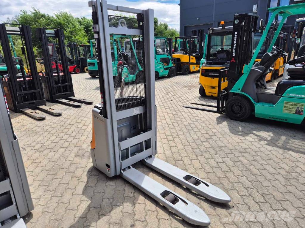 Still EGV 10 Pedestrian stacker