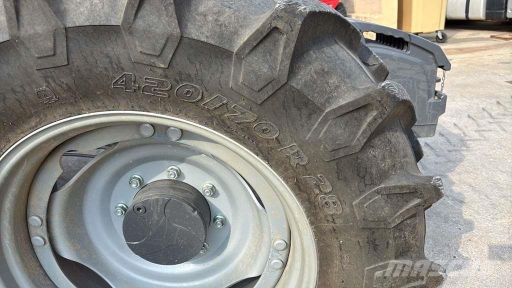 Massey Ferguson MF 5712 M Traktori