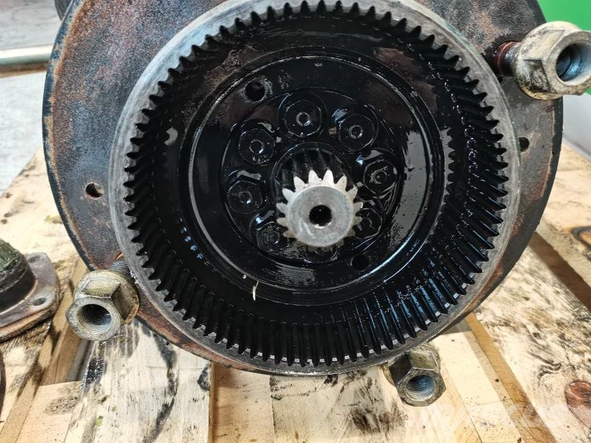 JCB 520-40 front right crossover Akselit