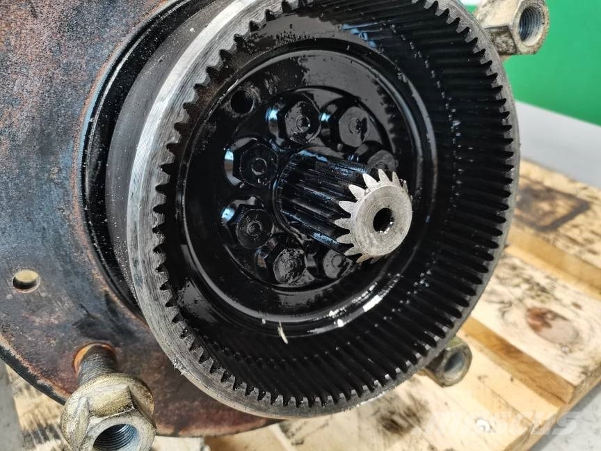JCB 520-40 front right crossover Akselit
