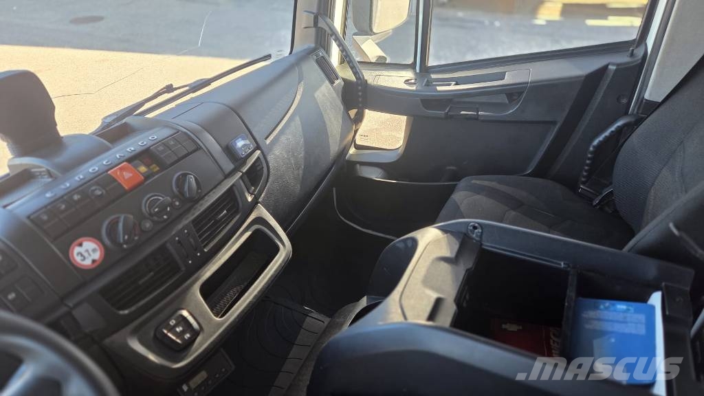 Iveco 120E Camiones caja cerrada