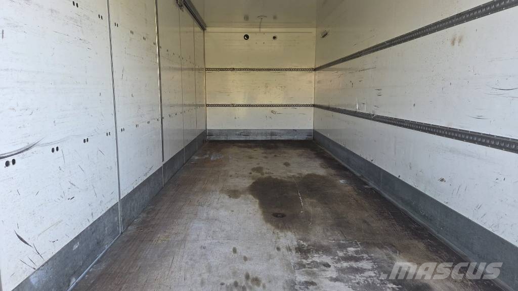 Iveco 120E Camiones caja cerrada