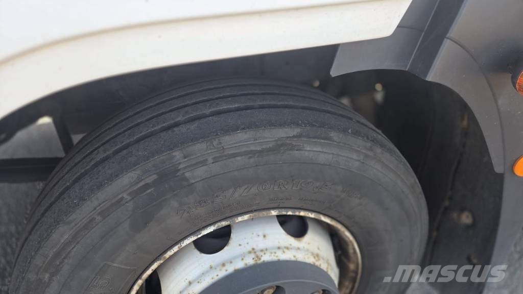 Iveco 120E Camiones caja cerrada