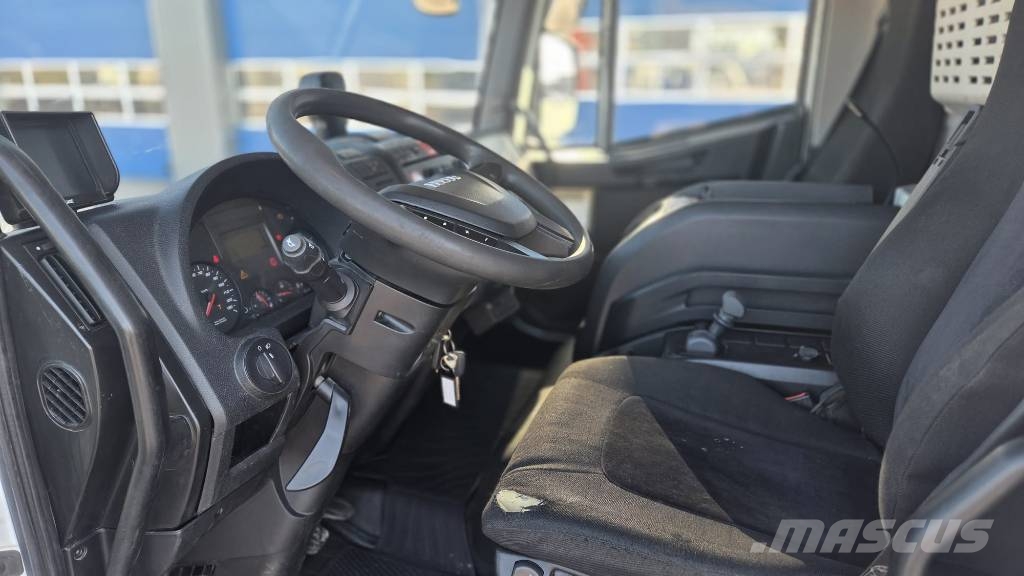 Iveco 120E Camiones caja cerrada