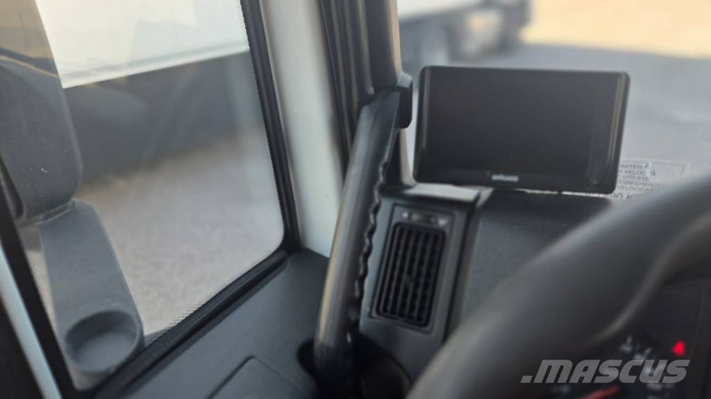 Iveco 120E Camiones caja cerrada