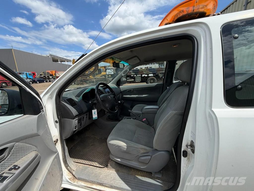 Toyota Hilux D.4D - 4x4 - Manual Gearbox - Power Windows Carros
