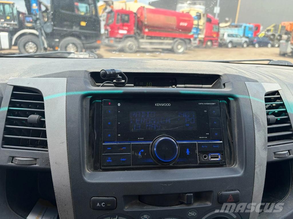 Toyota Hilux D.4D - 4x4 - Manual Gearbox - Power Windows Carros