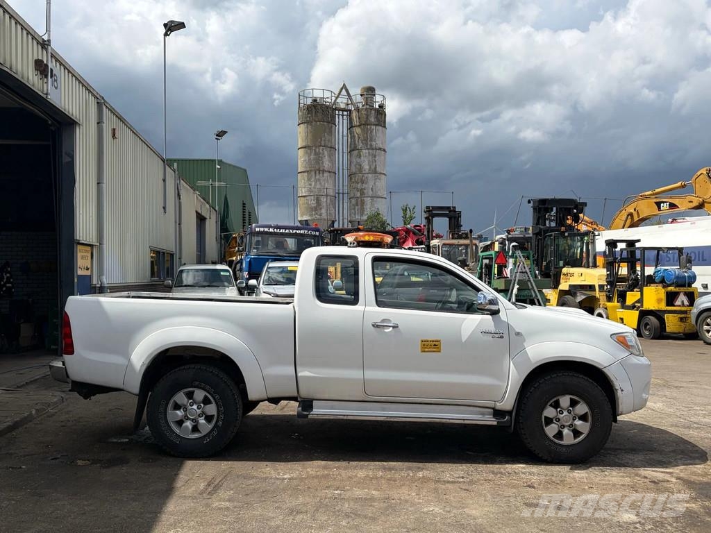 Toyota Hilux D.4D - 4x4 - Manual Gearbox - Power Windows Carros