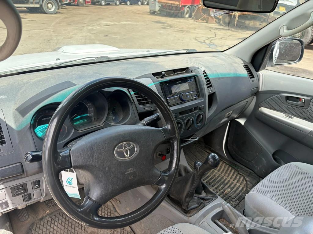 Toyota Hilux D.4D - 4x4 - Manual Gearbox - Power Windows Carros
