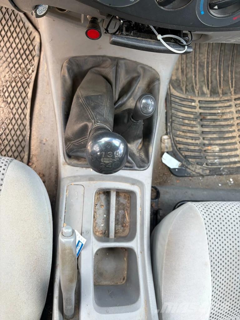 Toyota Hilux D.4D - 4x4 - Manual Gearbox - Power Windows Carros