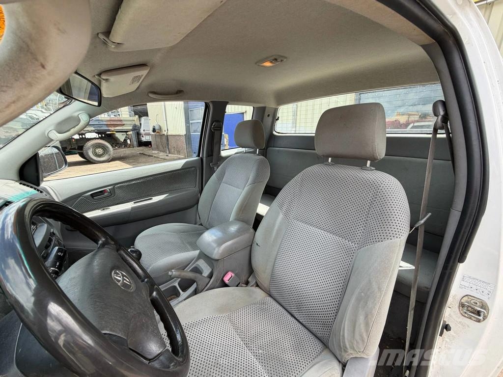 Toyota Hilux D.4D - 4x4 - Manual Gearbox - Power Windows Carros