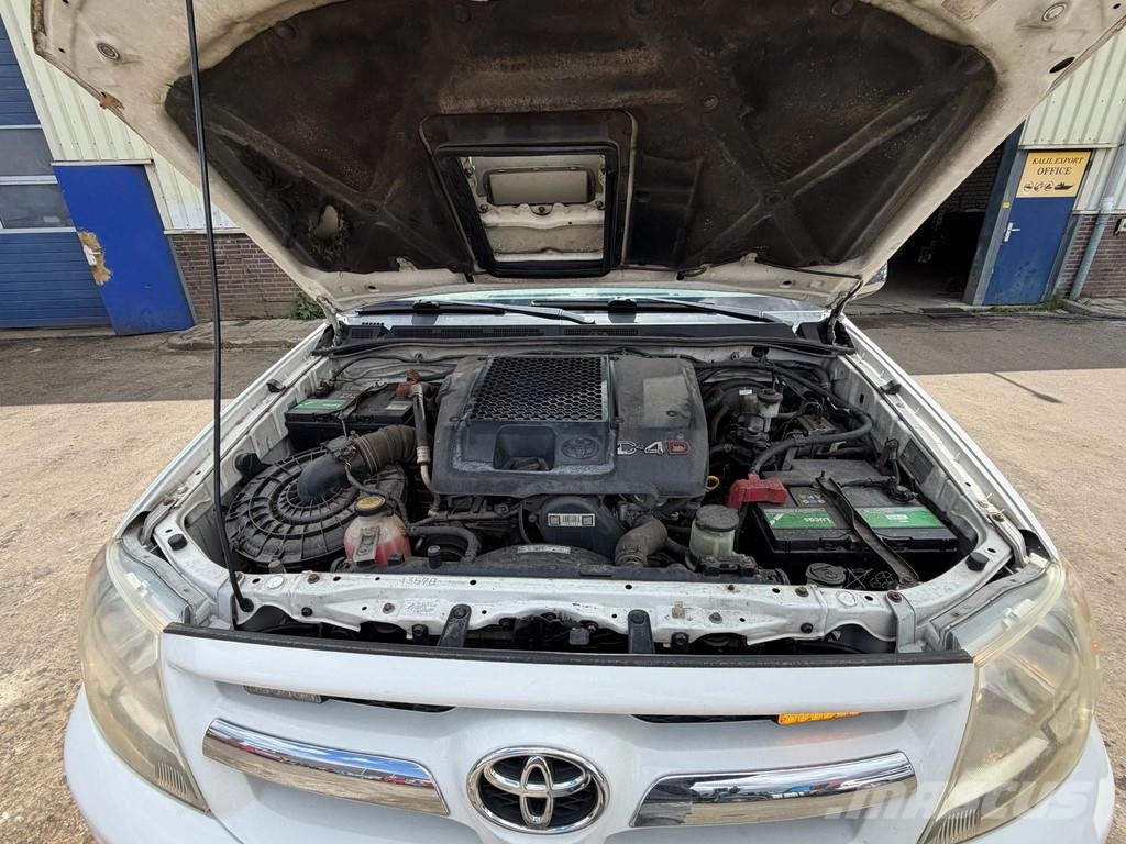 Toyota Hilux D.4D - 4x4 - Manual Gearbox - Power Windows Carros