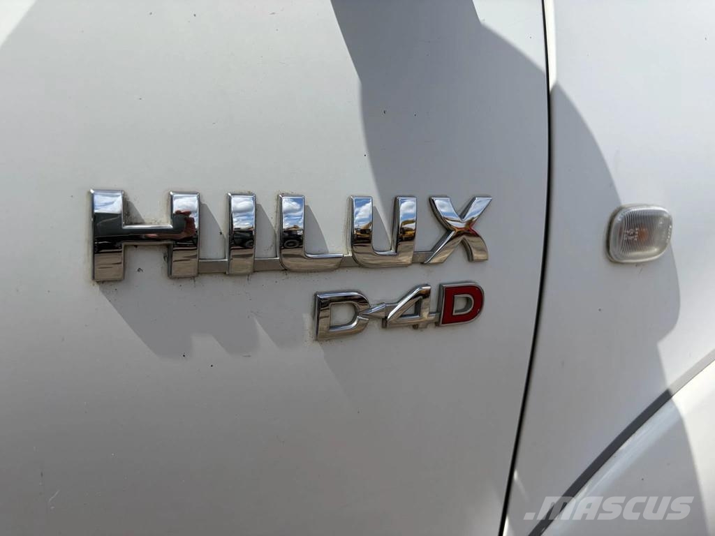 Toyota Hilux D.4D - 4x4 - Manual Gearbox - Power Windows Carros