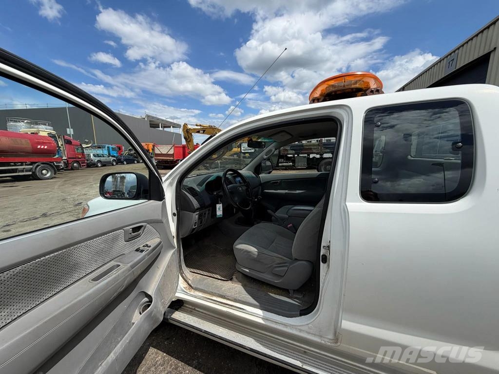 Toyota Hilux D.4D - 4x4 - Manual Gearbox - Power Windows Carros